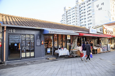 오래된 점포와 젊은 감성이 어우러진 1913송정역시장