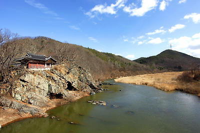 기암절벽 위에 지은 방호정이 한 폭의 동양화처럼 아름답다.