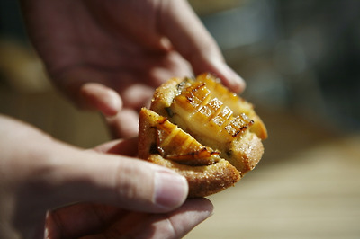 오동통한 전복 속살이 가득한 전복빵