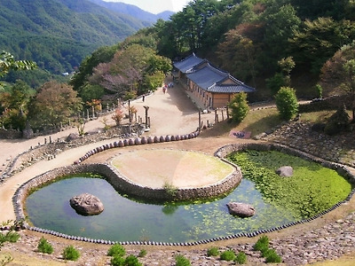 향이 녹아든 청정한 연못과 솟대의 조화가 가히 절경이다