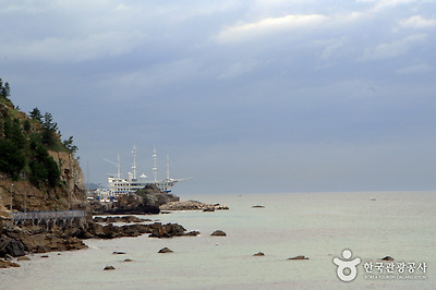 멀리 정동진 썬크루즈가 보이면 정동심곡바다부채길의 거의 끝이다.