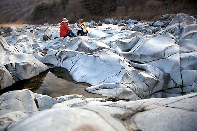 신비한 하얀색 돌이 장관을 이루는 백석탄