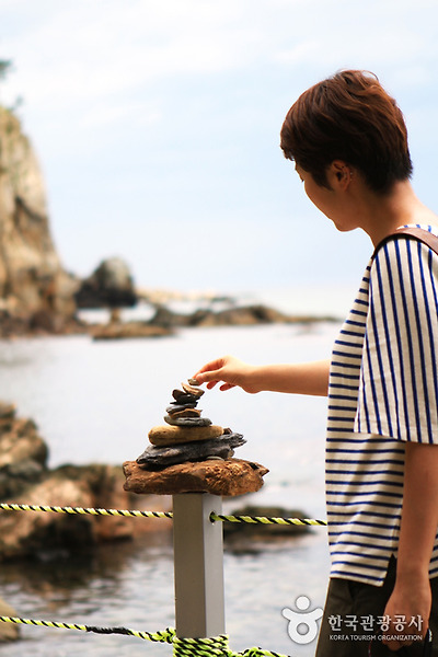 몽돌해변에서 작은 돌을 쌓아 소원을 빌어본다.