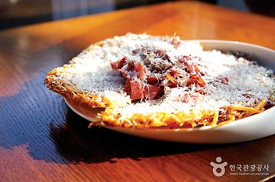 맥주와 환상의 궁합을 자랑하는 기와탭룸의 대표 메뉴 ‘살라미 뢰스티’