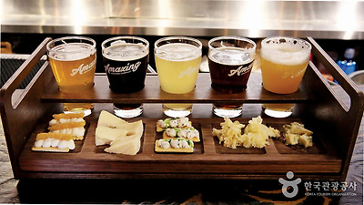 어메이징브루잉의 치즈 플래터. 다섯 종류 수제맥주와 그에 어울리는 치즈가 곁들여 나온다