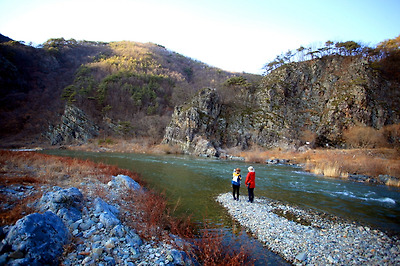 신성계곡 녹색길 지질탐방로는 지질 탐험뿐만 아니라 풍광도 즐기는 길이다.