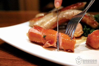 진주햄이 운영 중인 크래프트 하우스 공방에는 맥주와 궁합을 이루는 다양한 소시지 요리가 준비돼 있다