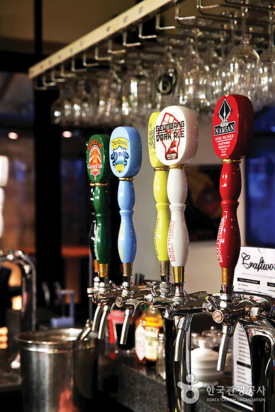 크래프트 웍스 탭하우스 앤 비스트로는 우리나라 산과 바다의 명칭에서 따온 이름을 맥주에 붙였다