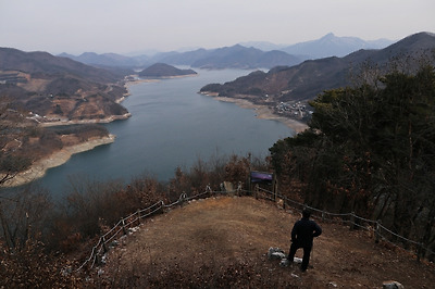 충주의 산과 호수를 아우르는 길