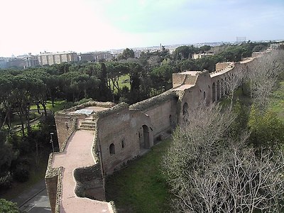 File:Celio - le mura tra porta san Sebastiano e porta Ardeatina 2004.JPG