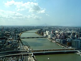 新潟市街を流れる信濃川、右岸下流側より（橋は手前より柳都大橋、萬代橋、八千代橋、昭和大橋の順）2012年3月27日撮影