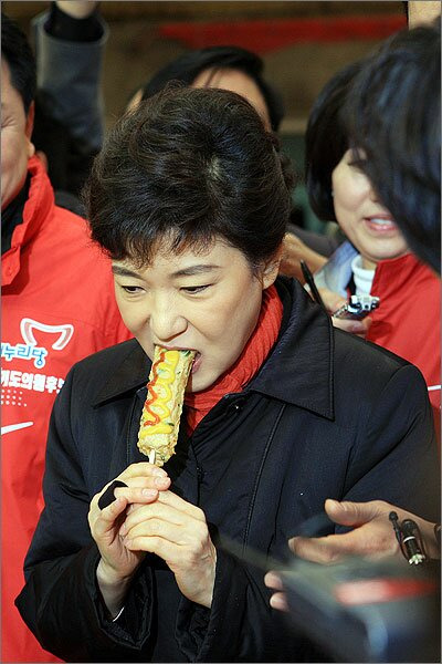 부산 깡통시장에서 오뎅먹는 반기문