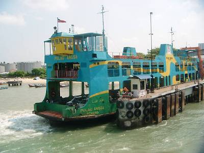 페낭의 상징인 말라카 해협 둑 부근의 모습. 해협의 바닷물은 검붉은 흙탕물이지만 동양과 서양을 구분 짓는 경계선이자 중요한 길목이다. 사진 = 김현주 