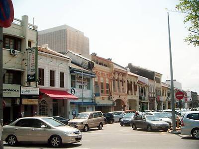 페낭 거리. 겹겹이 쌓인 페낭의 역사가 다양한 건축 양식 속에 녹아 있다. 사진 = 김현주 