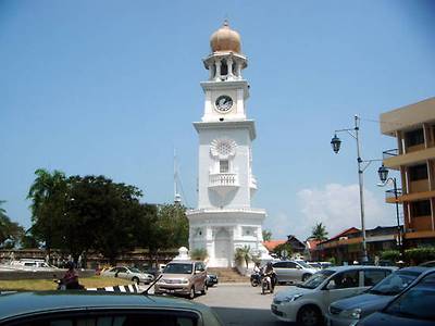 콘월리스 요새 도착 전 로터리에 위치한 빅토리아 여왕 즉위 50주년 기념 시계탑. 18m 높이로, 1786년 영국인 프란시스 라이트가 지었다. 사진 = 김현주 