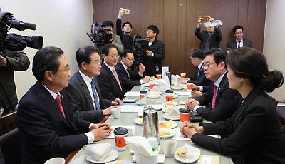 충북을 지역구로 두고 있는 여·야 국회의원들이 30일 서울 여의도 국회의원회관에 모여 지역현안에 대해 초당적으로 공조하기로 뜻을 모았다.