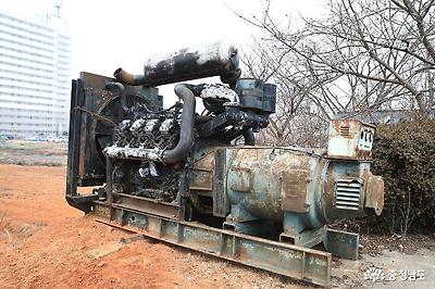 발동기 박물관으로 들어서기 전, 집앞 길가에 세워져 있는 거대한 선박용 발동기 엔진.