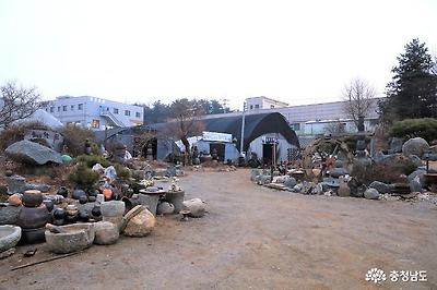 발동기 박물관이라해서 현대식 건물에 세련되게 지어져 있는 그런 것은 아니다. 이렇게 소박한 마당 터에 자리잡고 있다. 박물관 건물은 비닐하우스. ㅎㅎ