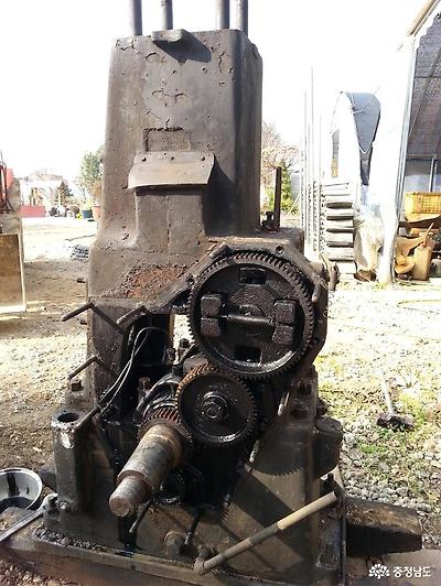 역시 박물관 마당 터에 세워져 있는 대형 '세로형' 발동기