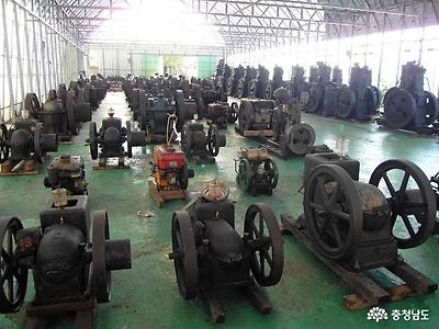 발동기 박물관이 비닐하우스 건물이라 해서 실망했겠지만 그 속에는 실로 엄청난 녀석들이 들어차 있다.