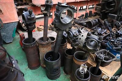 여기 보이는 이것들이 발동기 엔진을 구동시키는 심장이라 할수 있는 피스톤과 실린더 부품들이다.