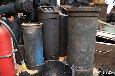 거대한 실린더. 이 안에서 분무된 기름이 가스로 변하고 그것을 불꽃으로 폭발시켜 얻어진 에너지를 각종 기관에 전달해 공장을 돌리는 것이다.