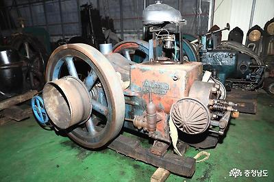 발동기에서 오랜 세월의 흔적을 볼수 있다.