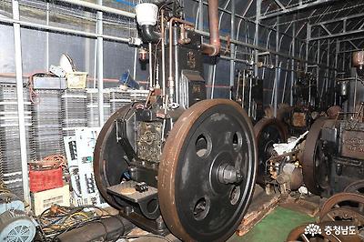 발동기 박물관에서 보유하고 있는 기계중 가장 고가인 5천만원짜리(50마력) 기계.