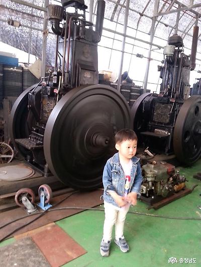 즉석에서 기계를 구동시켜 보여주셨다. 거대한 원통 축이 고속으로 회전하는게 보인다. 