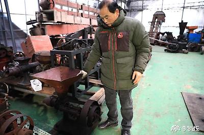 과거 방앗간에서 쓰던 발동기와 기계장비를 설명해 주시는 이희양 관장님.