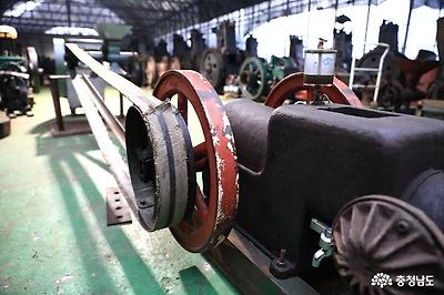 이렇게 발동기에 피대를 연결해 각종 장비를 돌려 사용했다.