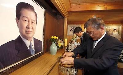 文, 하의도 DJ생가 방문…기자와 접촉피한 조용한 행보