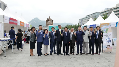 치협을 비롯한 7개 단체 관계자들이 광화문 중앙광장에서 펼친 홍보캠페인에 참석한 후 화이팅을 외치고 있다. 