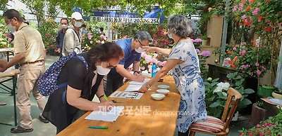 독일 프랑크푸르트지역한인회는 지난 6월 25일 오전 10시부터 오후 3시 30분까지 코로나19로 인한 어려움을 함께 극복하기 위해 한인회 회원 가정에 생활필수품과 직접 제작한 마스크를 제공했다.&nbsp;(사진 배정숙 재외기자)