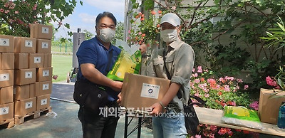 독일 프랑크푸르트지역한인회는 지난 6월 25일 오전 10시부터 오후 3시 30분까지 코로나19로 인한 어려움을 함께 극복하기 위해 한인회 회원 가정에 생활필수품과 직접 제작한 마스크를 전달했다.&nbsp;(사진 배정숙 재외기자)