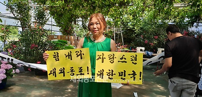 이날 행사에서는 한인회 회원 가족 등 교민 600명을 대상으로, 한 가정당 생필품과 마스크 등으로 구성된 상자가 1개씩을 지원했다. 또한 이기자 회장이 마련한 점심도시락도 함께 선물로 제공됐다. 한인회원들에게 응원의 메시지를 들어보이는 이기자 프랑크푸르트한인회장 (사진 배정숙 재외기자)