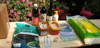 독일 프랑크푸르트지역한인회는 지난 6월 25일 오전 10시부터 오후 3시 30분까지 코로나19로 인한 어려움을 함께 극복하기 위해 한인회 회원 가정에 생활필수품과 직접 제작한 마스크를 전달했다.&nbsp;(사진 배정숙 재외기자)