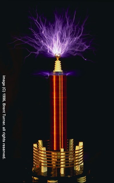  테슬라코일에서
고압의 전기방전이 일어나고 있는 모습