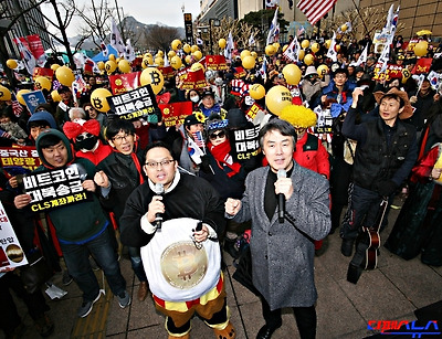 반중집회에서 구호를 외치고 있는 글로벌디펜스뉴 성상훈 대표 (좌측), 김정민국제전략연구소 김정민 박사(우측)  