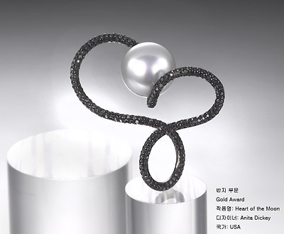 Ring_(1)Gold_9TH_Heart of the Moon.jpg