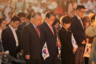 대한애국당 창당대회에서 순국선열을 향한 묵념을 하고 있는 (앞줄 왼쪽부터) 허평환 공동대표, 조원진 공동대표, 정미홍 사무총장, 변희재 정책위원회 의장의 모습. 사진=대한애국당 평당원들의 모임, 아이디 '멋진칭구'  