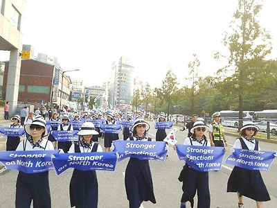 천안 태극기집회에서는 애국시민들의 목소리를 무시하는 국내 기득권 언론을 대신 외신을 향해 호소하는 구호가 등장했다. 사진=대한애국당 평당원들의 모임, 아이디 '멋진칭구' 