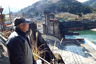 ▲ 혼다 선생이 철거되어 흐르고 있는 구마가와 강을 내려다 보고 있다 ⓒ정수근 