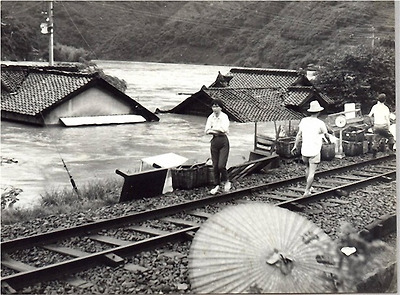 ▲ 아라세댐 준공 10년 후 발생한 홍수 피해 현장 ⓒ츠루 쇼오꼬 