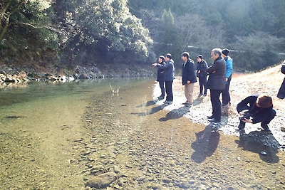 ▲ 맑을 물길을 되찾은 구마가와 강의 지류 시다라기가와강. 아라세댐이 담수했을 때는 참가자들이 서 있는 곳까지 강물이 차 있었다 한다. ⓒ정수근 