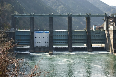 ▲ 세토이시댐의 수문이 활짝 열려 있다. 은어들이 오르내리는 철이면 수문을 활짝 열어놓는다고 한다. ⓒ정수근 