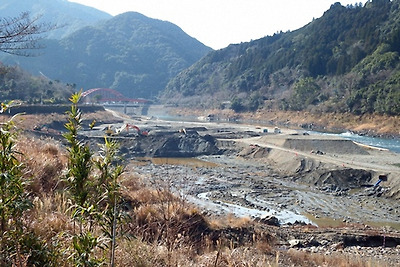 ▲ 엄청난 양의 퇴적토가 쌓여 있는 아라세댐 상류 구마가와강 바닥의 모습이다. 퇴적토를 긁어내고 있다. ⓒ정수근 