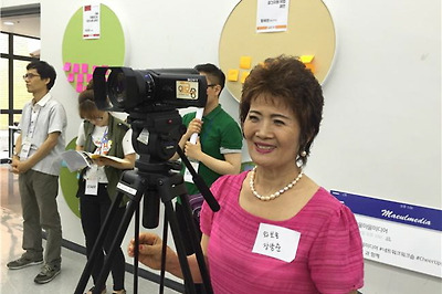 ▲ 마을 미디어는 전문가가 아니더라도 누구나 미디어의 주인공이 될 수 있는 길을 열어 주었다. 서울 마을 미디어 네트워크 워크숍 현장을 카메라에 담고 있는 시민. ⓒ이상호