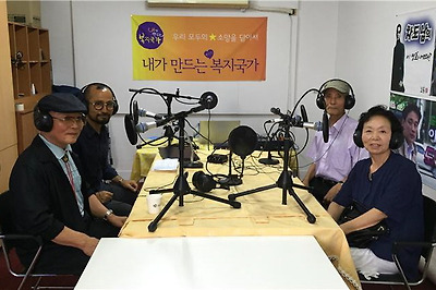▲ 중산층과 생활이 어려운 노인들이 어울려 만드는 라디오 방송 <나는 꼰대다> 녹음 장면, 내가 만드는 복지 국가 지원으로 제작하고 있다. ⓒ이상호