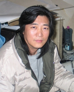 "요즘은 그림그리고 잠자는 시간 말고는 틈이 없을 정도로 바쁘다"고 말하는 이정웅씨.2